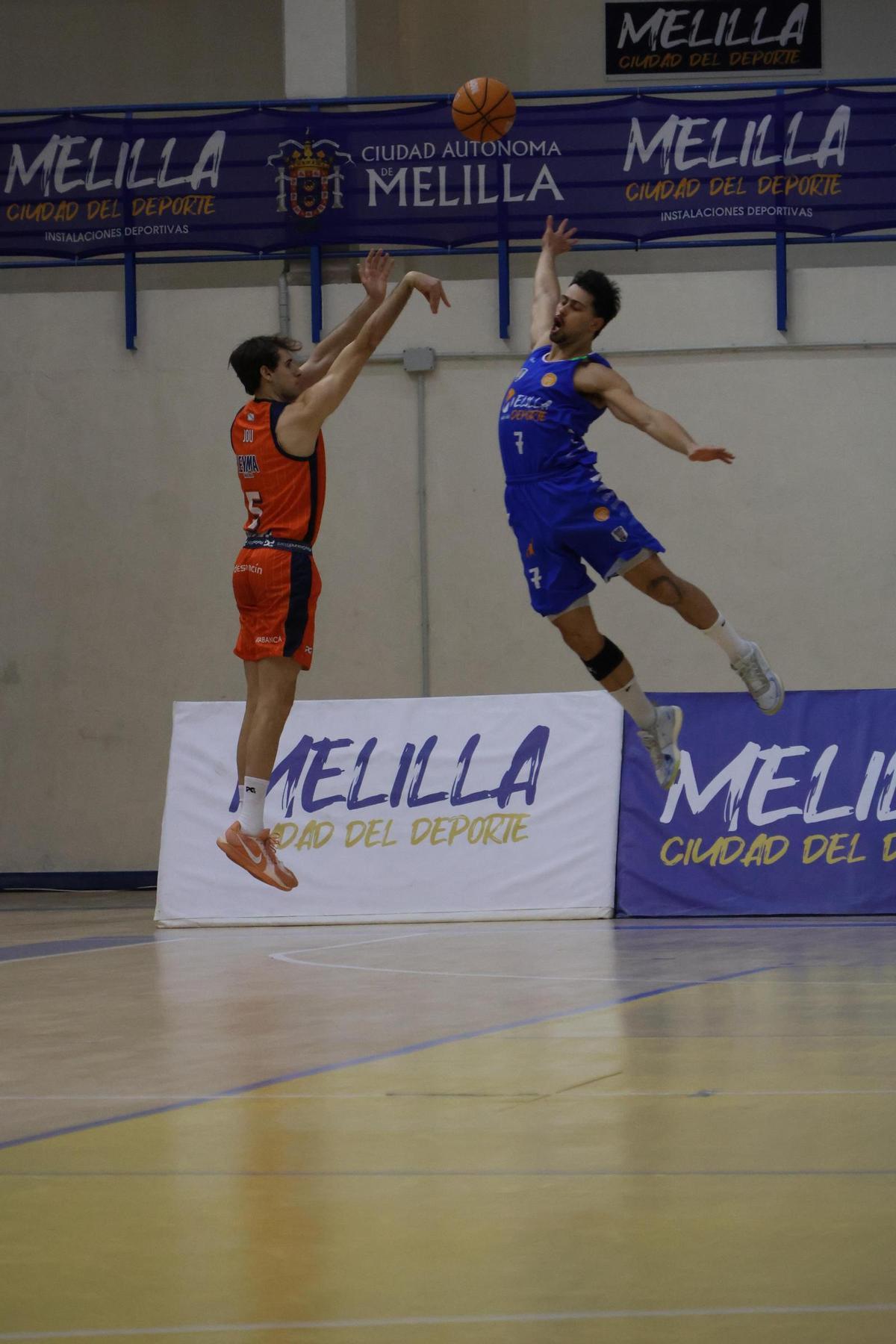 Guillem Jou lanza un triple por encima del tapón de Pablo Córdoba.