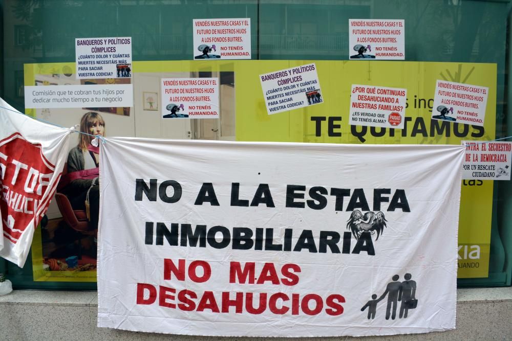 Los afectados por la hipoteca protestan frente a la sucursal de Bankia del barrio del Carmen