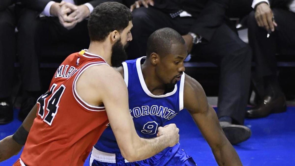 Ibaka y Mirotic, cara a cara, durante el partido disputado esta madrugada