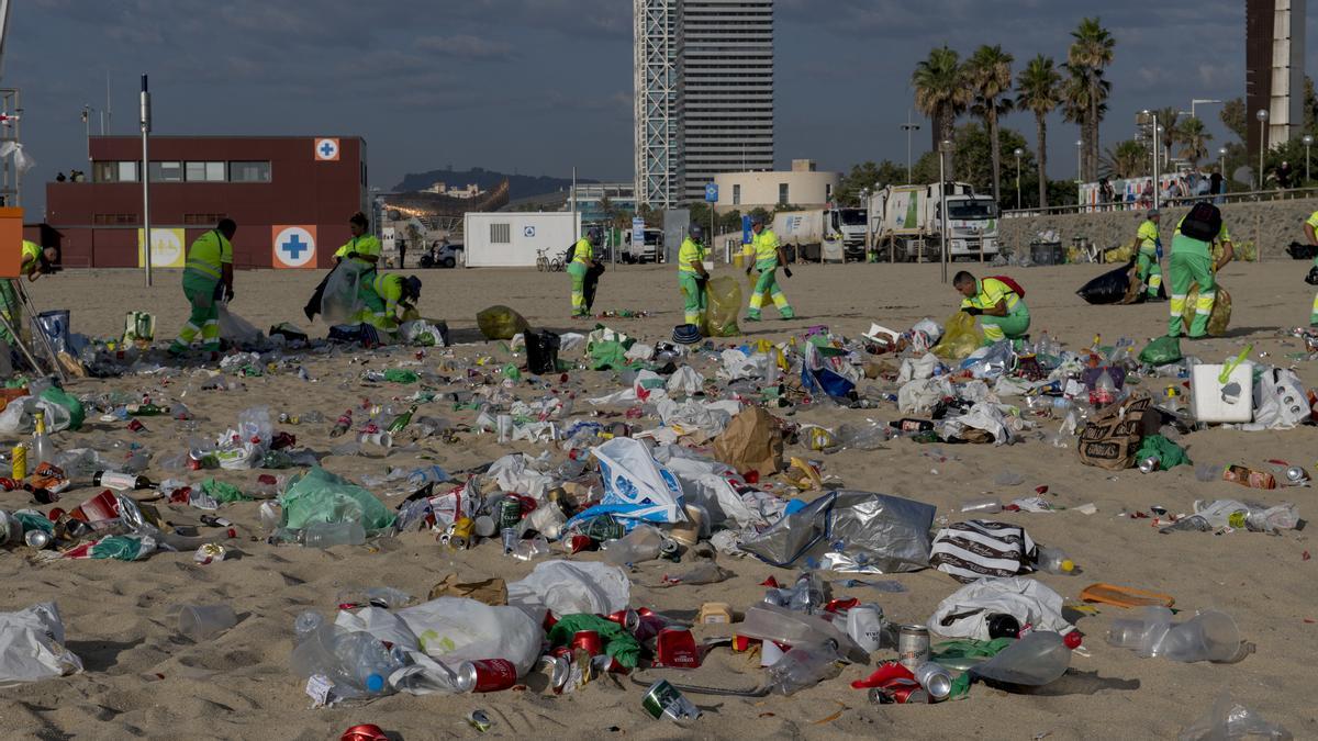 Desalojo y  limpieza de la playa de Nova Icaria tras la verbena de Sant Joan