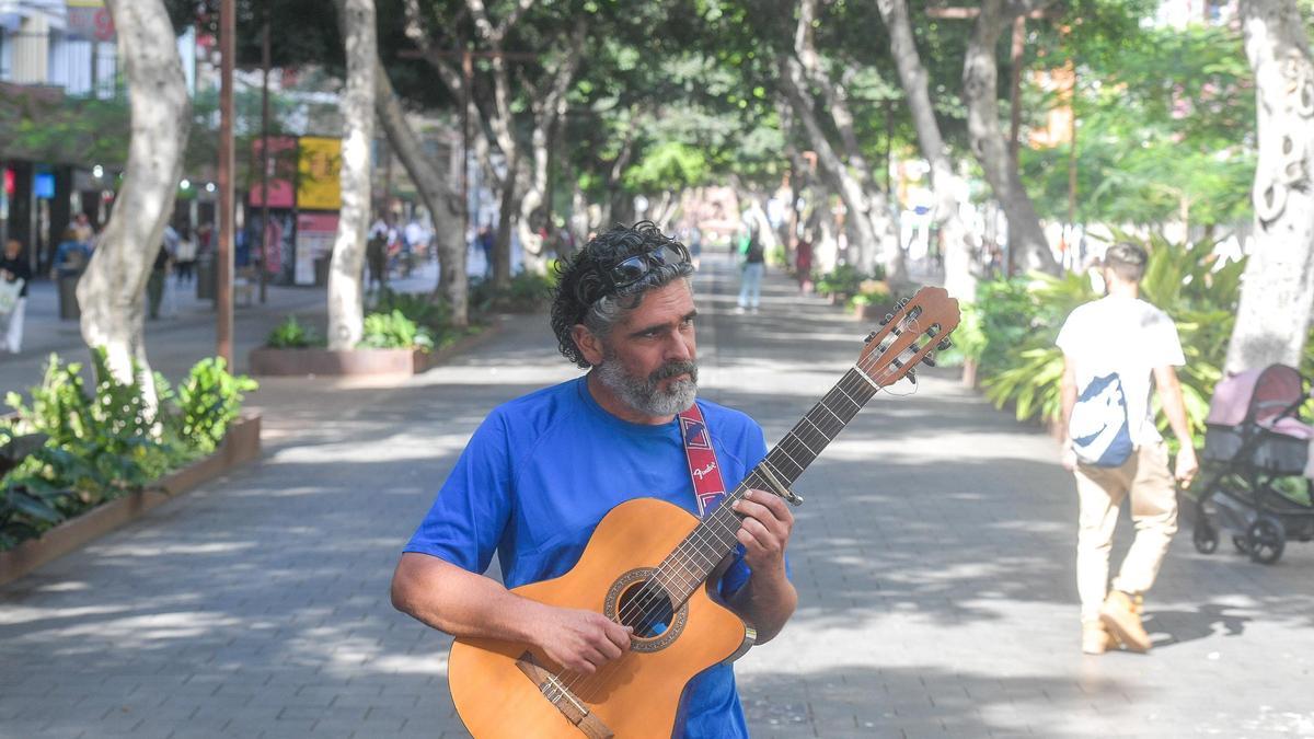 Alfredo Suárez, Freddy, portando la guitarra con la que combate los ruidos de la ciudad.