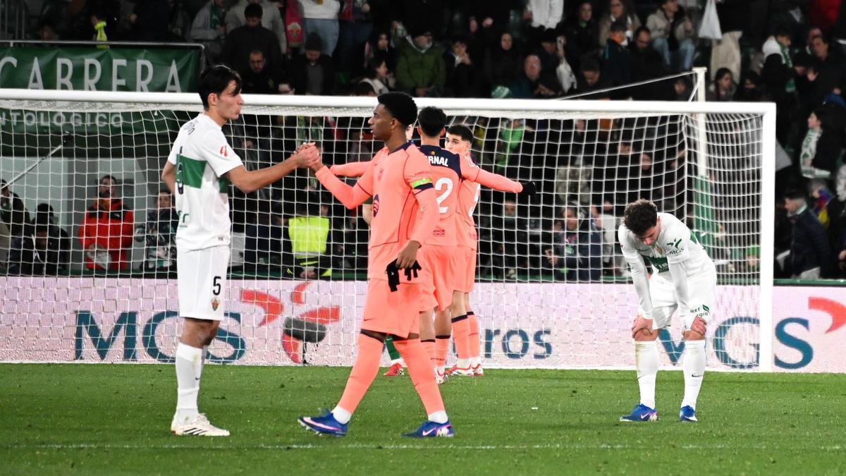 Saludo entre jugadores de Elche y Barça al terminar el último duelo entre ambos
