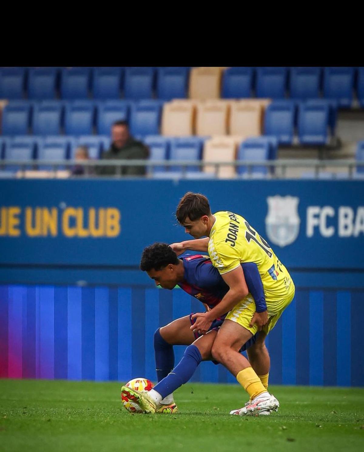 Joan Prado trata de robar un balón durante el encuentro ante el Barcelona Atlètic