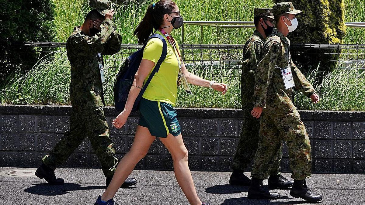 Soldats a la bombolla olímpica per controlar que es compleixen les mesures sanitàries | NAOKI OGURA/REUTERS