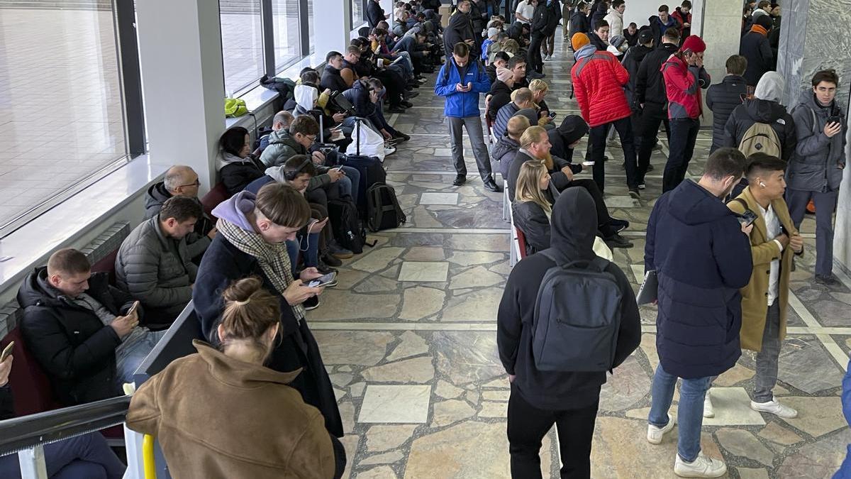 Una estación repleta de ciudadanos rusos que huyen de la guerra en Astaná.