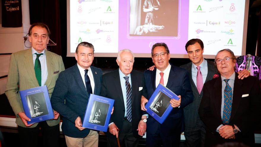 Los autores junto a Curro Romero, el consejero Sanz, Pulido y Manuel Ruiz Rojas de la Caja Rural