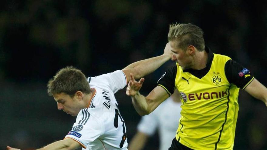 Illarramendi protege el balón ante Kirch, del Borussia Dortmund.