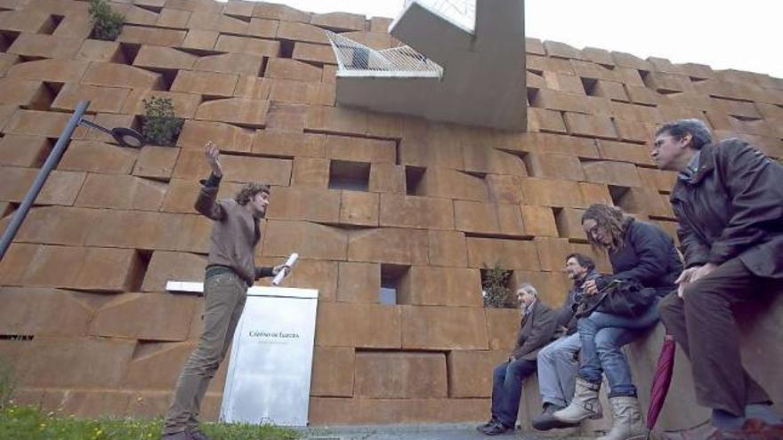 José Alberto Álvarez explica el proyecto de SOS Cultura a vecinos y asociaciones, ayer, ante el Talud de la Ería.