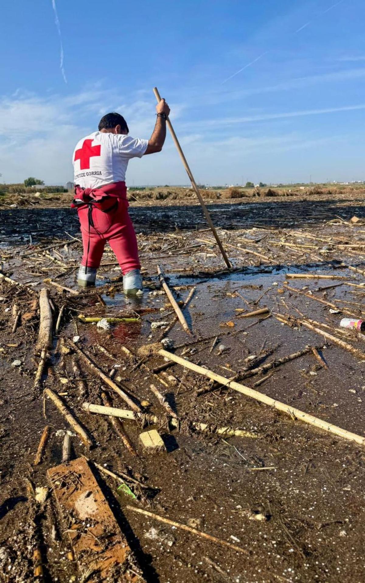 Medios acuáticos y terrestres de Cruz Roja peinan el mar y la Albufera