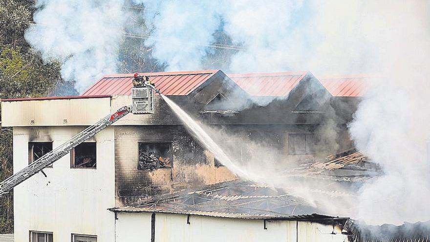 Los bomberos durante los trabajos de extinción, ayer. / Anxo Gutiérrez