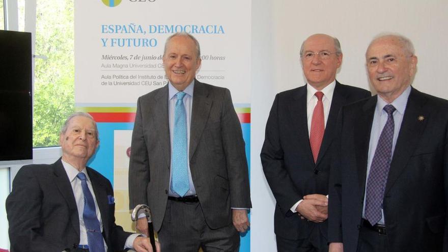 De izquierda a derecha, los premiados Alfonso Osorio y García de Cortazar, con Carlos Romero, presidente de la Fundación San Pablo CEU, y José Manuel Otero Novas, presidente del Instituto de Estudios de la Democracia.