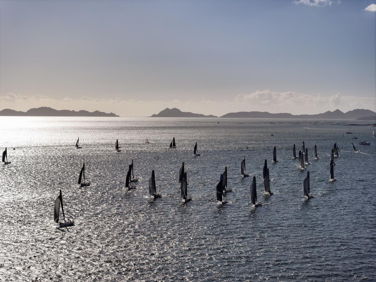 La flotilla, con las Cíes al fondo.
