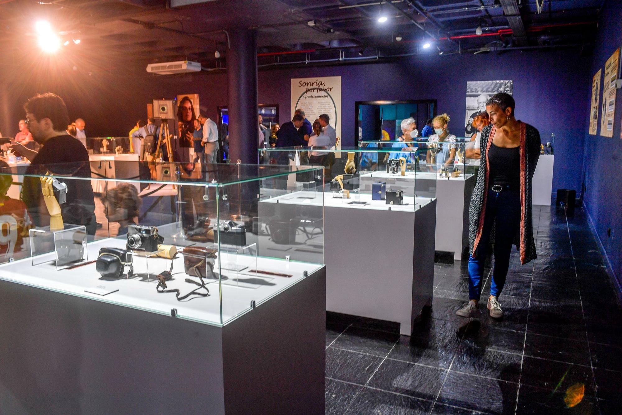 Exposiciones “Sonría, por favor” y “Mirando al  futuro a través del objetivo” en el Elder