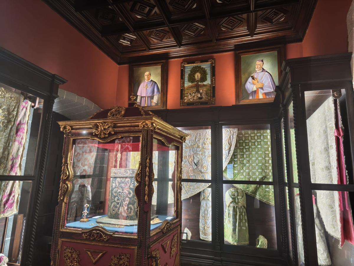 Los mantos de la Virgen, con la silla para sus traslados a la capital.