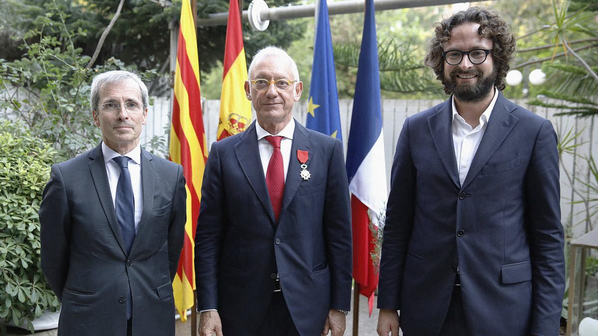 De izquierda a derecha, el embajador de Francia en España, Yves Saint-Geours; el presidente de Mango, Isak Andic, y el cónsul general de Francia en Barcelona