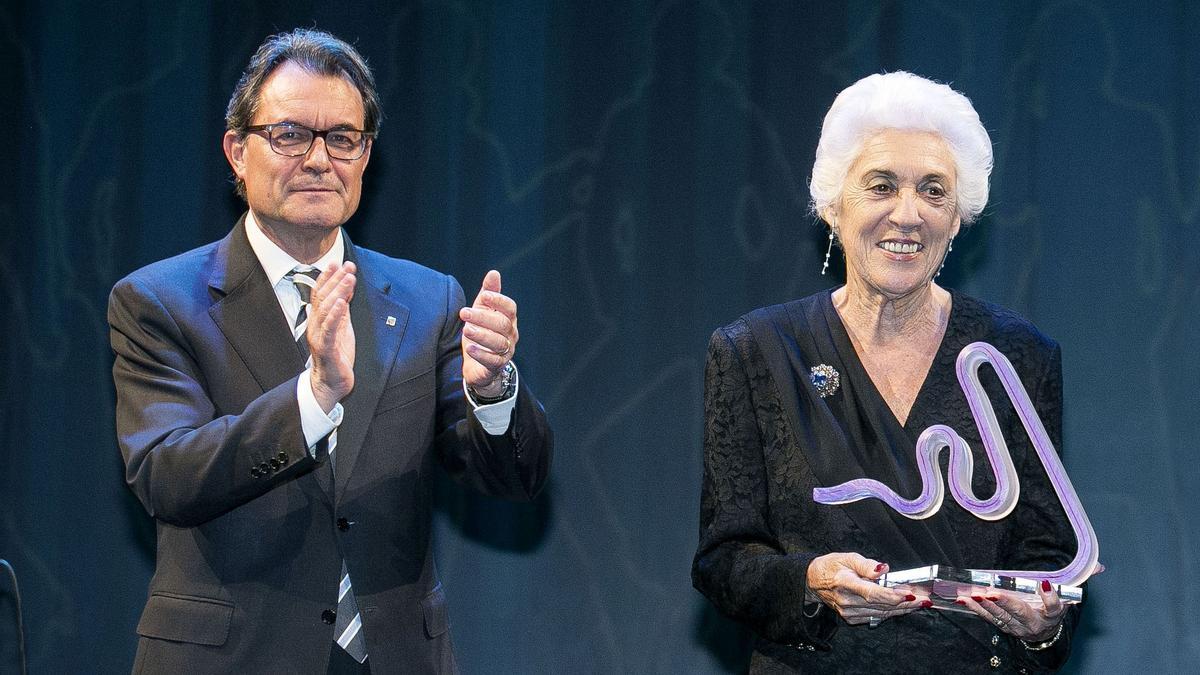 Josefina Castellví recibe el premio Català de l'Any 2013, entregado por El Periódico, ante la presencia de Artur Mas, President de la Generalitat en aquel momento.
