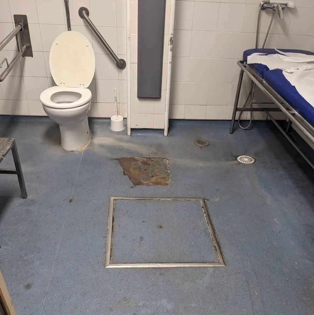 Estado de un baño asistido en el Hospital Virgen del Rocío.