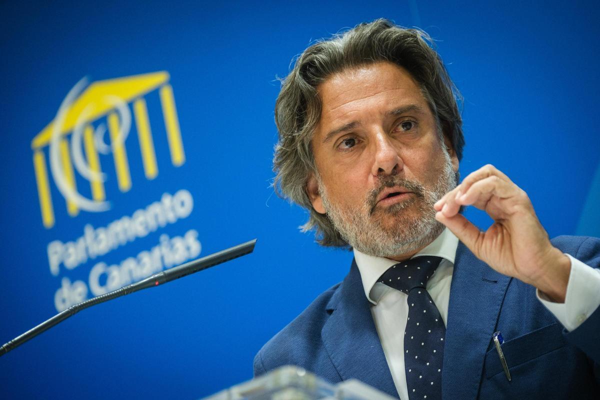 Gustavo Matos, durante la rueda de prensa de este martes en el Parlamento de Canarias.