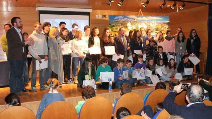 Todos los premiados, junto a los miembros de la Corporación local, tras la ceremonia de entrega.