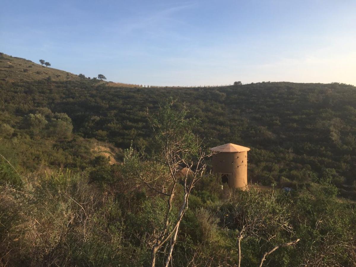Construcció ecològica integrada al paisatge del Parc del Cap de Creus.