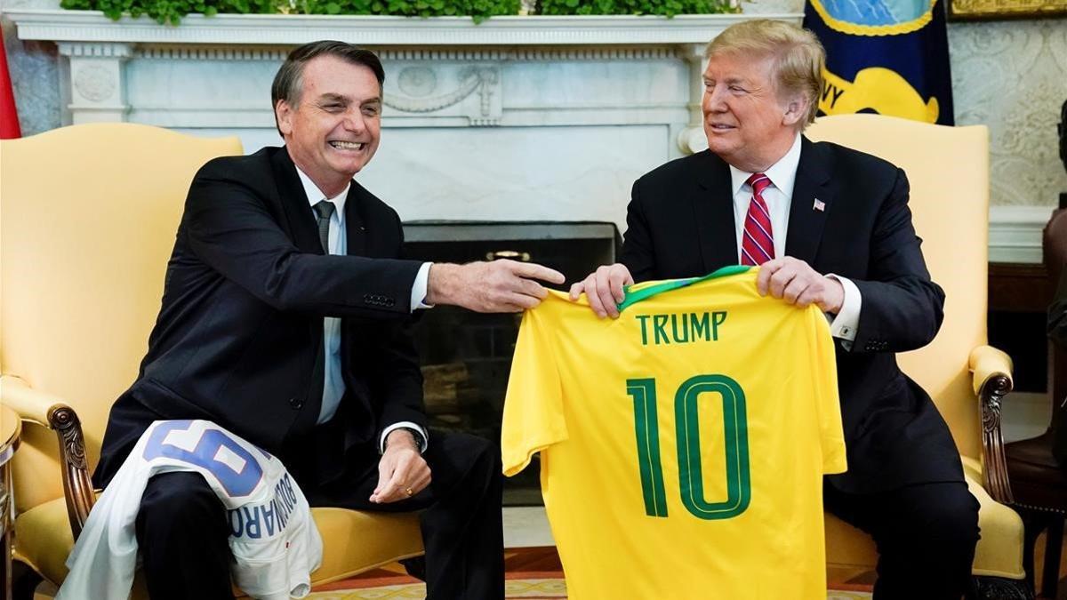 Bolsonaro obsequia a Trump una camiseta de la selección de Brasil.