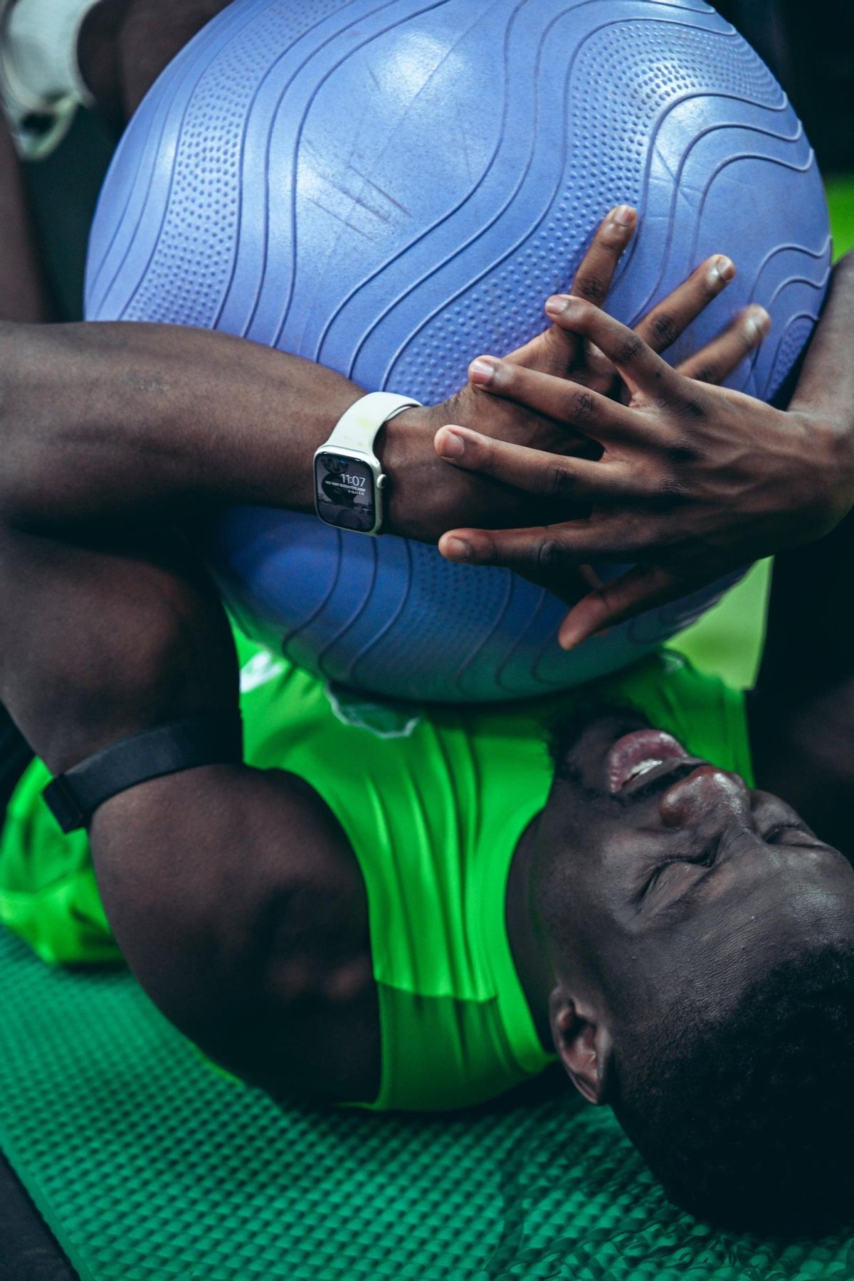 Bambo Diaby performs physical exercises during a session at the Martínez Valero stadium.
