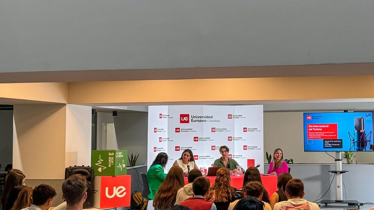 Acto de estudiantes de la Universidad Europea de Canarias.