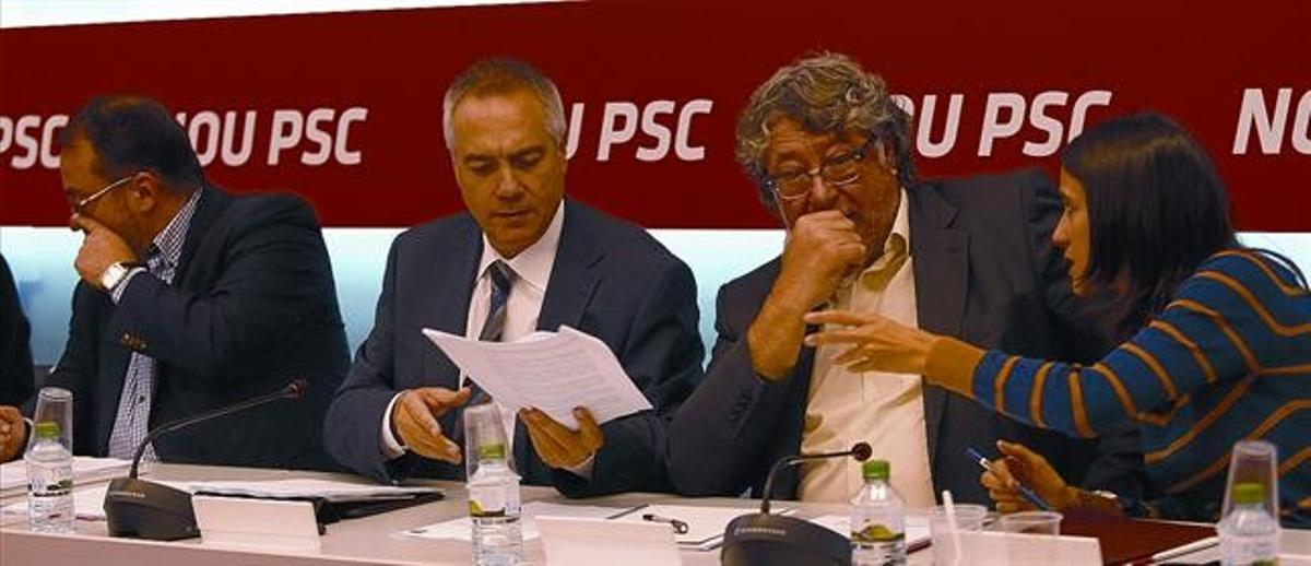 Els dirigents socialistes Daniel Fernández, Pere Navarro, Antonio Balmón i Núria Parlon, en la reunió de l’executiva del PSC, ahir.