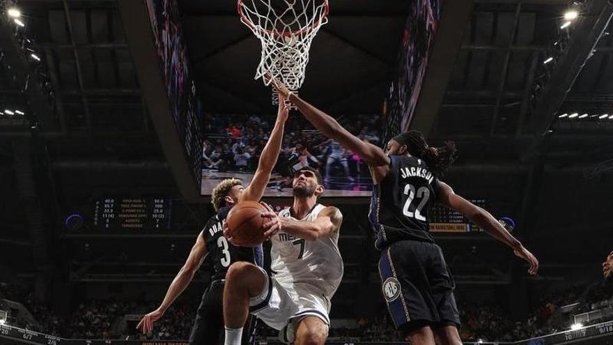 Aldama se exhibe en el triunfo de los Grizzlies ante los Pacers