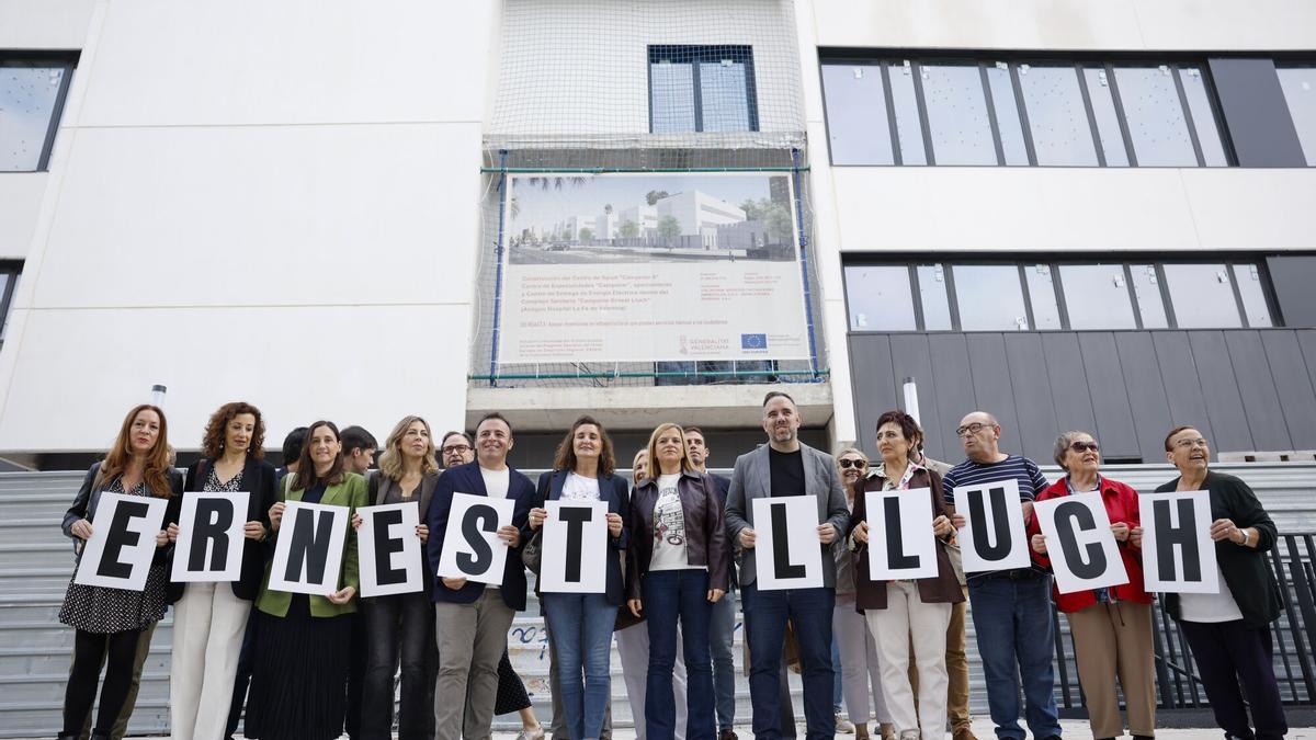 Pilar Bernabé, diputados autonómicos y concejales del PSPV de València, ante el complejo sanitario que iba a llevar el nombre de Ernest Lluch.