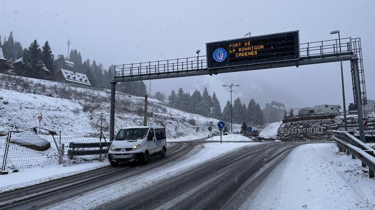 Nieve en Baqueira, en la cota 1.500. Un cartel indica que hay que usar cadenas en el Port de la Bonaigua