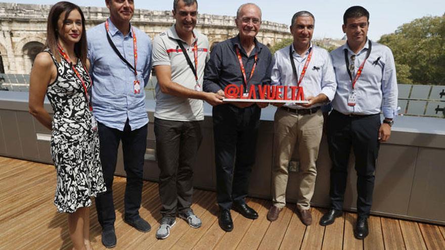 La concejal de Deportes de Málaga, Elisa Pérez de Siles, el director de la Vuelta Ciclista a España, Javier Guillén, el alcalde de Málaga, Francisco de la Torre, el presidente de la Diputación de Málaga, Elias Bendodo y el diputado de Deportes de la Diputación provincial de Málaga, Cristobal Ortega, durante la presentación de la salida de la Vuelta Ciclista a España 2018.