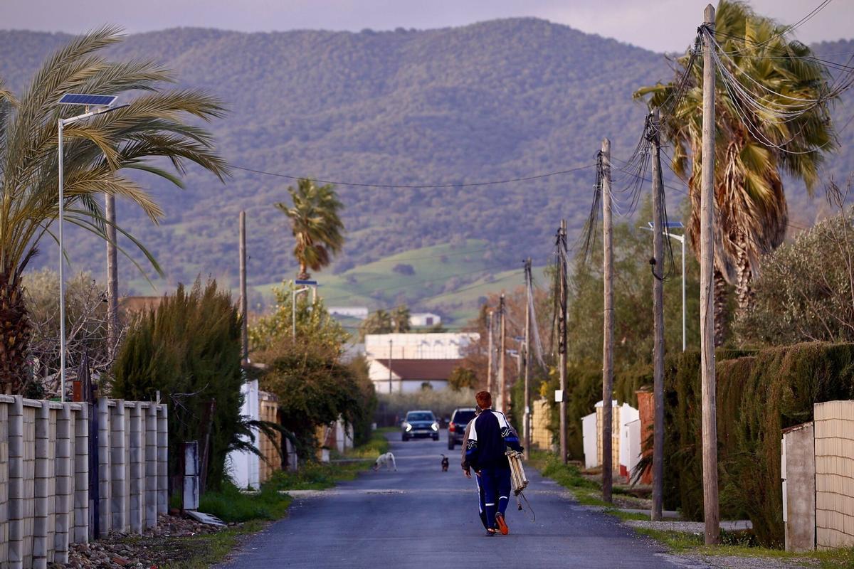 Un vecino camina por una calle de Majaneque.