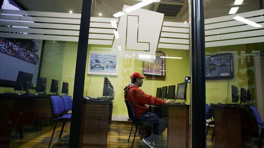 Un único alumno estudia en el aula de una autoescuela de Oviedo, ayer.