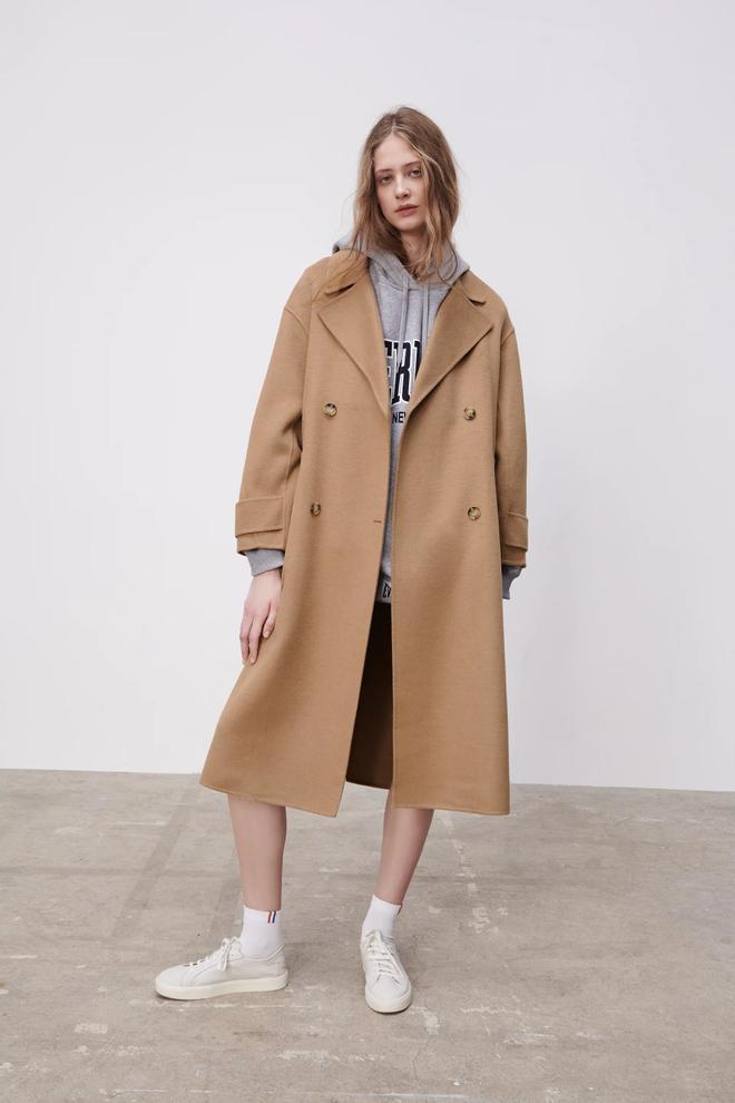 Abrigo 'oversize' con lana marrón, de Zara (109 euros)