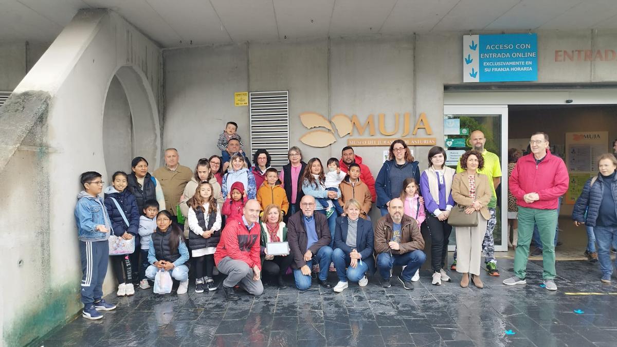 Miembros de APADA visitan el MUJA junto a Pablo León, director general de Cultura y Patrimonio, la alcaldesa de Colunga, Sandra Cuesta y la presidenta y vicepresidente de la asociación, Teresa Pastor y Alfonso Medina