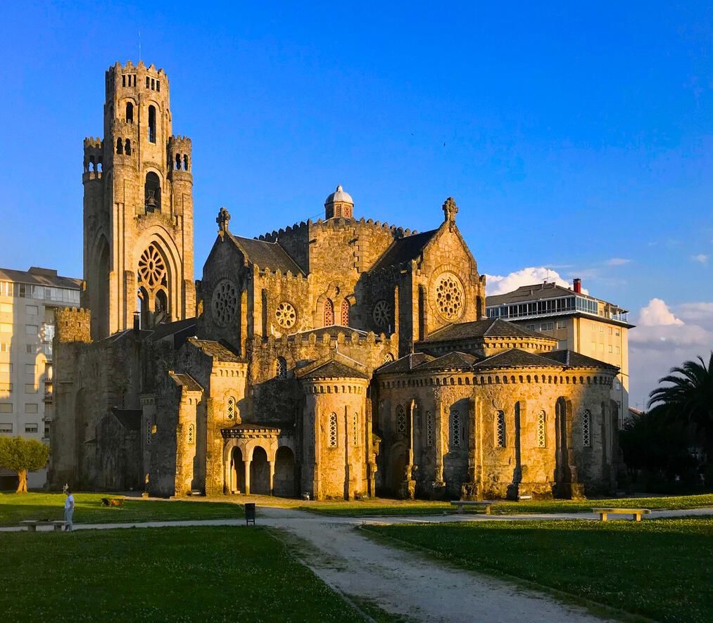 Vista a nivel del suelo de la iglesia de Vera Cruz en la ciudad de O Carballiño en Galicia España durante un día soleado de verano