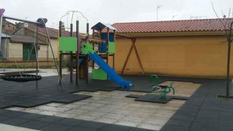 Parte del pavimento desaparecido del parque infantil de La Hiniesta.