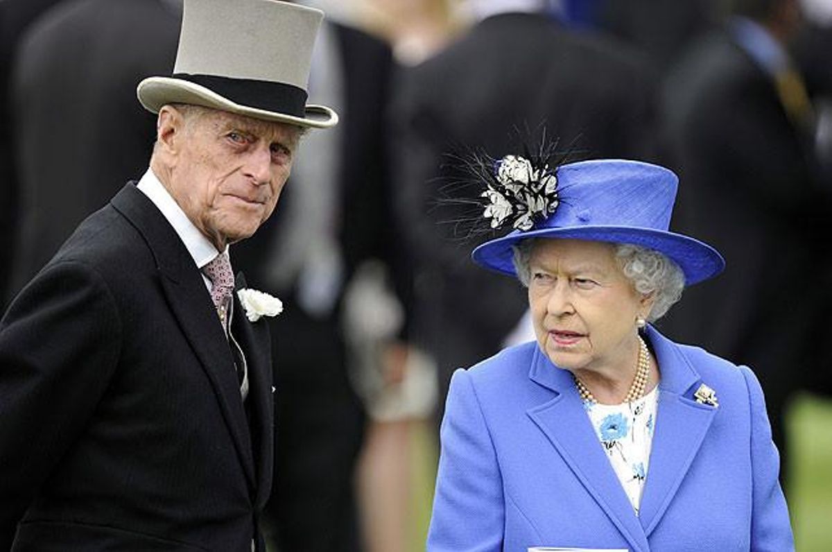 La reina Isabel II d’Anglaterra, acompanyada del seu marit, el príncep Felip, a l’hipòdrom d’Epsom amb motiu del seu aniversari.