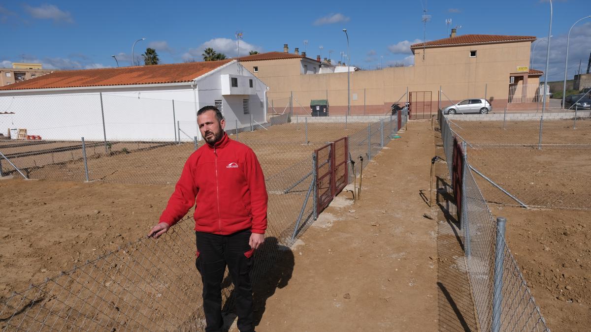 El presidente de la asociación vecinal de Llera junto a los huertos para mayores.