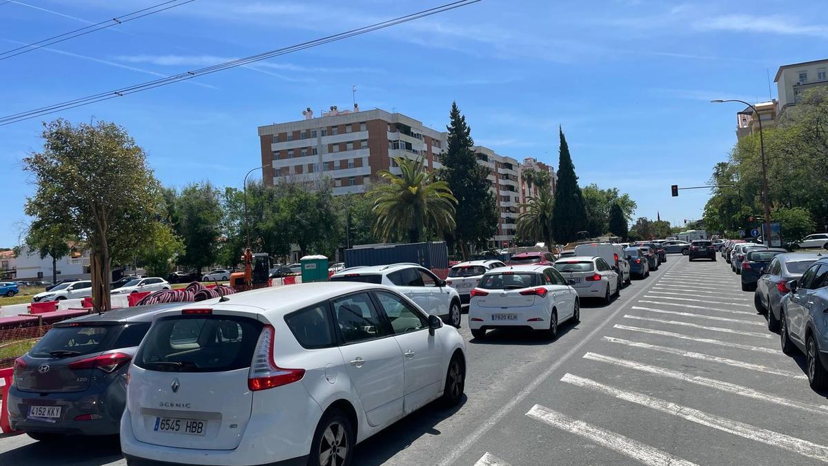 Atasco en una de las salidas de Sevilla Este, multiplicado por las obras del tranvibús