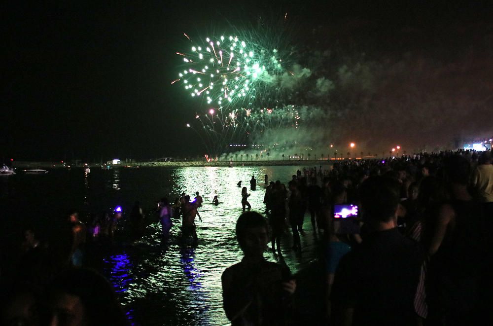 Como es tradición, el espectáculo pirotécnico da paso a días de fiesta en Málaga. Y como cada año, cientos de jóvenes siguieron los fuegos desde la playa de La Malagueta