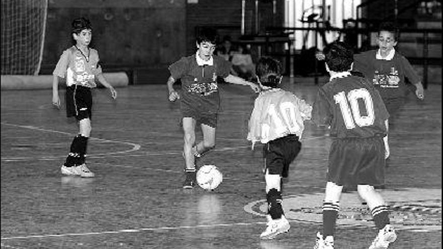 Un partido del triangular de benjamines que se disputa paralelo a la categoría senior.