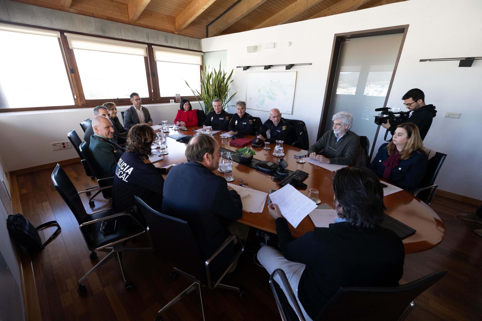 Imágenes de la concentración de los educadores sociales de Ibiza por al asesinato en Badajoz