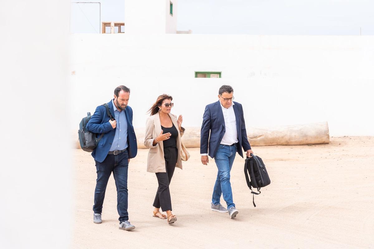 Olivia Duque y Manuel Mirada (d), en La Graciosa.