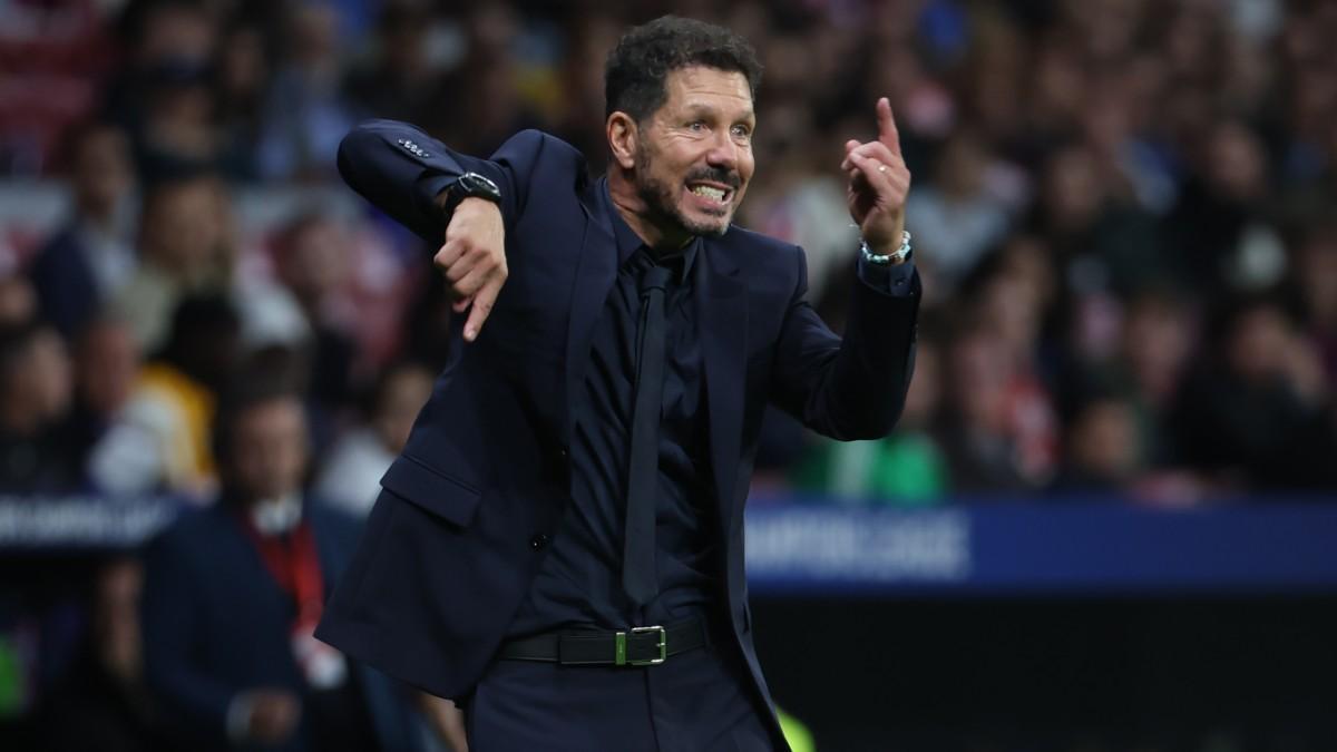 Simeone da instrucciones a sus futbolistas en la banda del Metropolitano