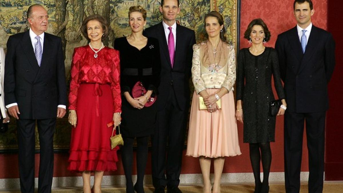 Foto de archivo, tomada en enero del 2008, del Rey, la Reina, la infanta Cristina e Iñaki Urdangarin, la infanta Elena, Letizia y el príncipe Felipe.