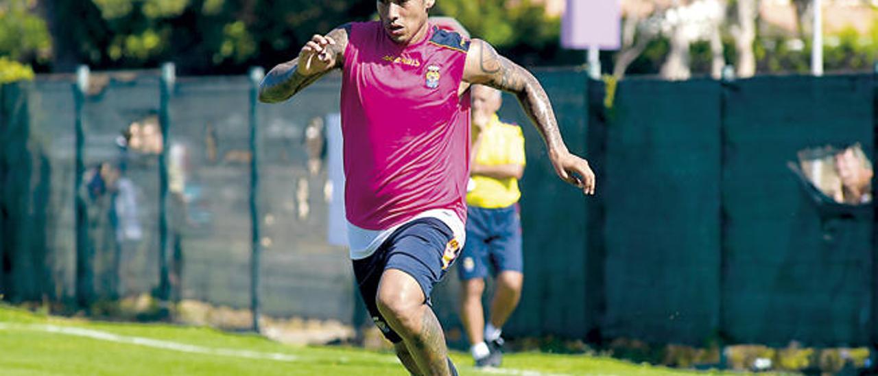 Sergio Ezequiel Araujo, delantero de la UD, durante un entrenamiento.