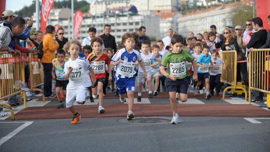 Un grupo de niños en la Carrera del Agua que se celebró en Sada.