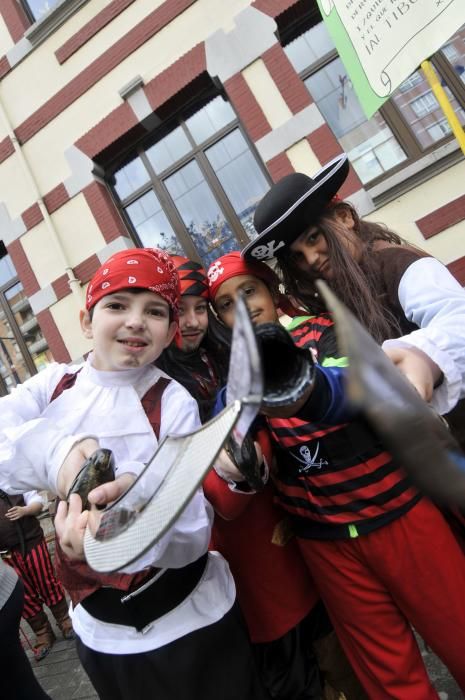 Los alumnos del colegio Liceo Mierense celebran el Carnaval.